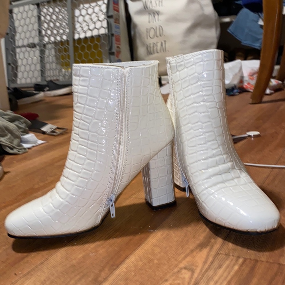 I’m selling these boots because they didn’t fit